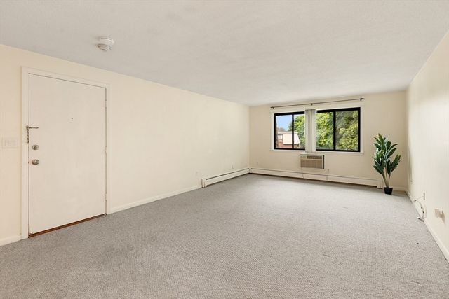 5 Hallmark Gardens 12, Burlington, MA 01803