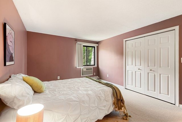5 Hallmark Gardens 12, Burlington, MA 01803