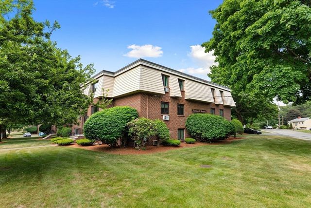 5 Hallmark Gardens 12, Burlington, MA 01803