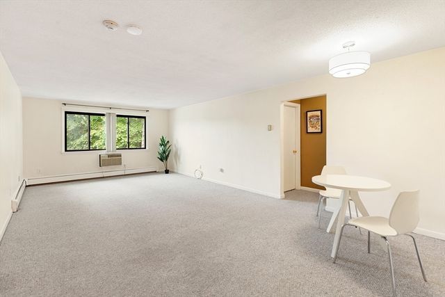 5 Hallmark Gardens 12, Burlington, MA 01803