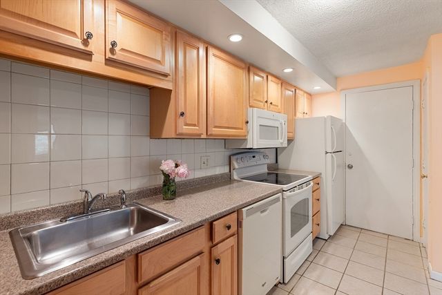 5 Hallmark Gardens 12, Burlington, MA 01803