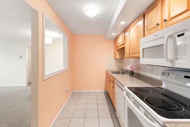 5 Hallmark Gardens 12, Burlington, MA 01803