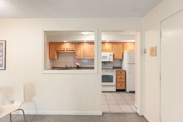 5 Hallmark Gardens 12, Burlington, MA 01803