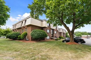 5 Hallmark Gardens 12, Burlington, MA 01803