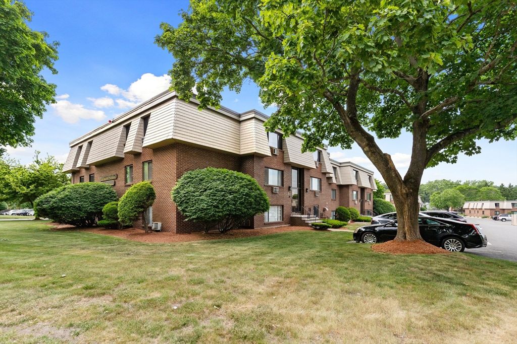 5 Hallmark Gardens 12, Burlington, MA 01803