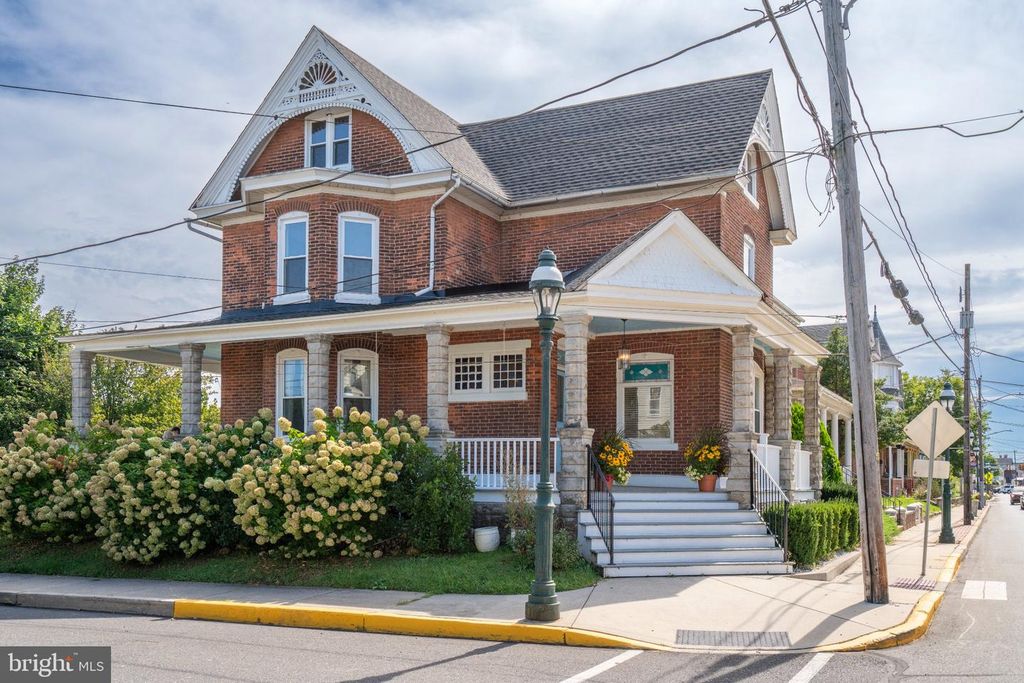 304 MAIN STREET, PENNSBURG, PA 18073 — exterior