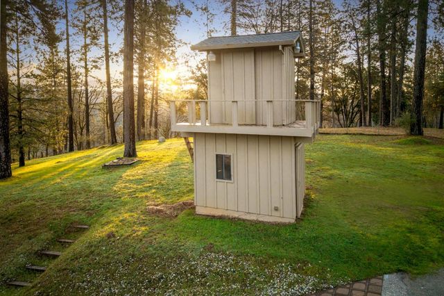 20990 Tiger Tail Rd, Grass Valley, CA 95949