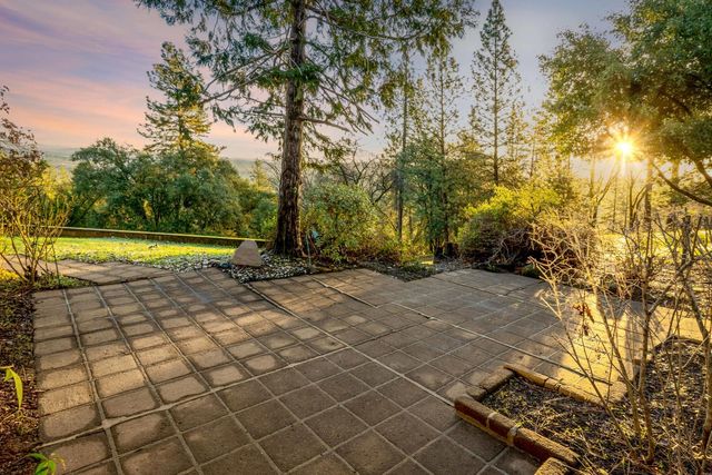 20990 Tiger Tail Rd, Grass Valley, CA 95949