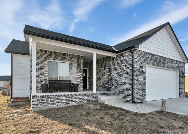 725 N Wakefield Ave, Valley Center, KS 67147