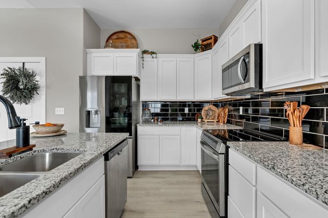 725 N Wakefield Ave, Valley Center, KS 67147