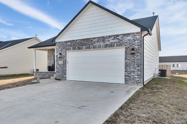 725 N Wakefield Ave, Valley Center, KS 67147