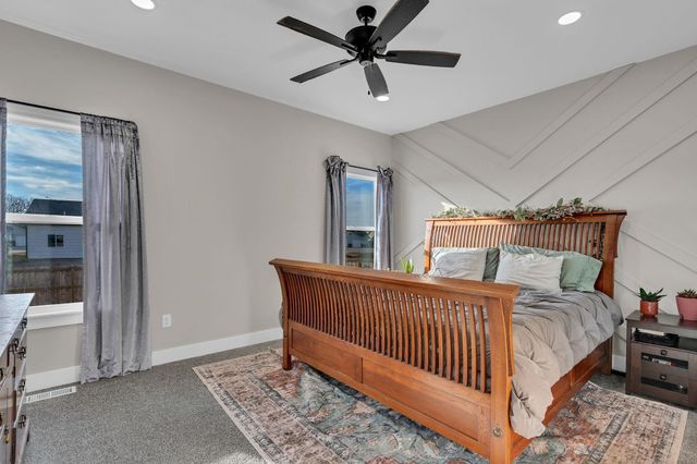 725 N Wakefield Ave, Valley Center, KS 67147