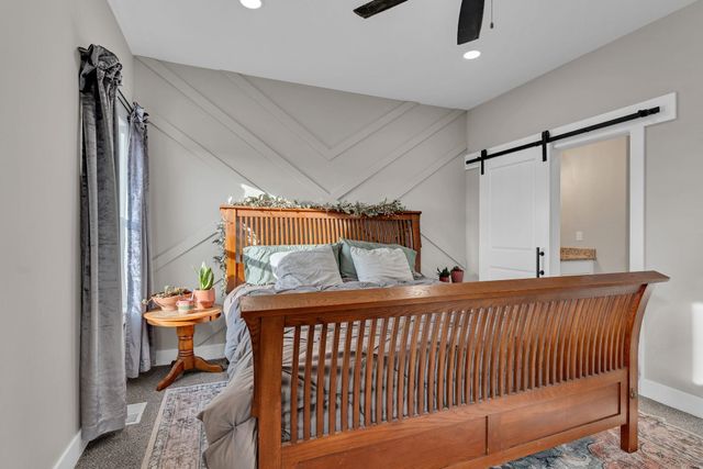 725 N Wakefield Ave, Valley Center, KS 67147