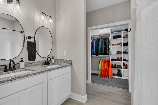 725 N Wakefield Ave, Valley Center, KS 67147