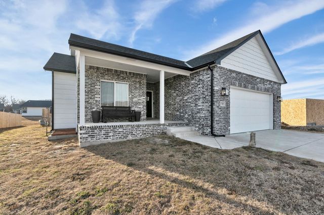 725 N Wakefield Ave, Valley Center, KS 67147