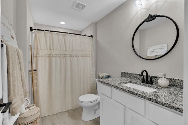 725 N Wakefield Ave, Valley Center, KS 67147