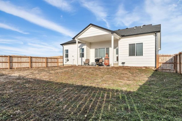 725 N Wakefield Ave, Valley Center, KS 67147