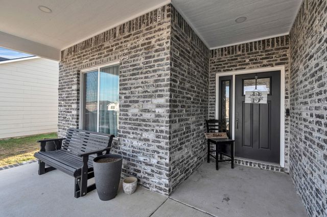 725 N Wakefield Ave, Valley Center, KS 67147