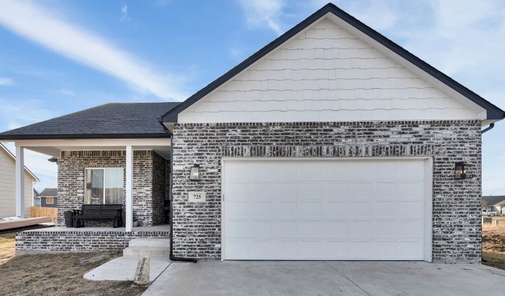 725 N Wakefield Ave, Valley Center, KS 67147