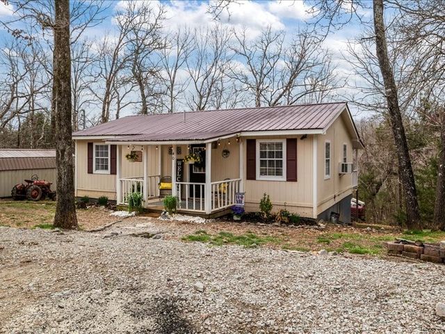 40 Long Point Rd, Linden, TN 37096