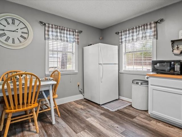 40 Long Point Rd, Linden, TN 37096