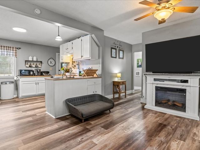 40 Long Point Rd, Linden, TN 37096