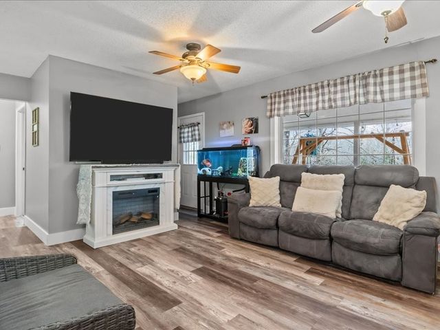 40 Long Point Rd, Linden, TN 37096