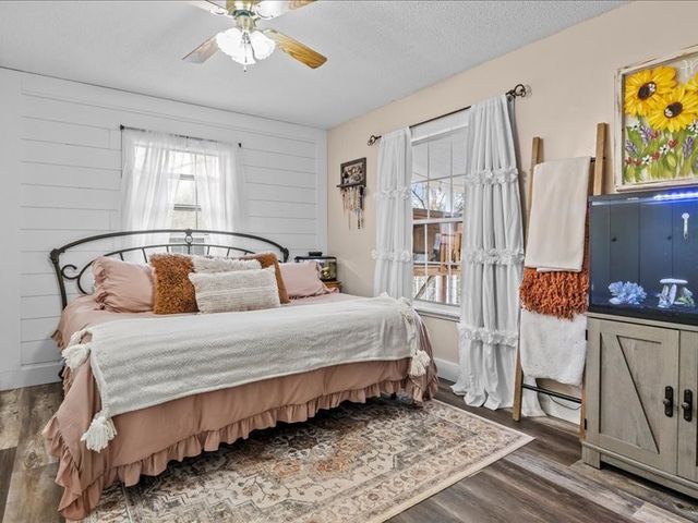 40 Long Point Rd, Linden, TN 37096