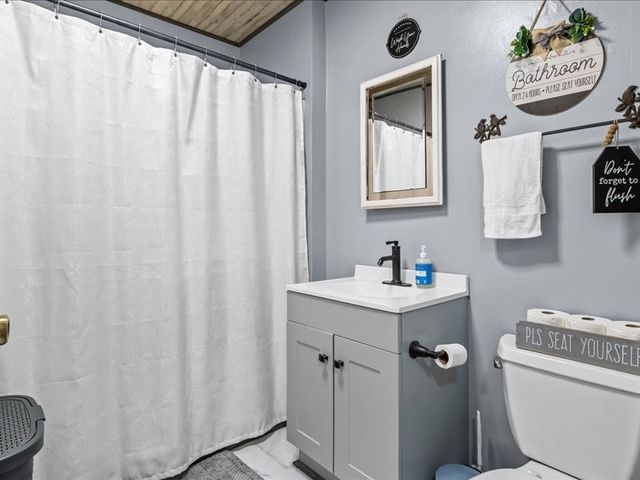 40 Long Point Rd, Linden, TN 37096