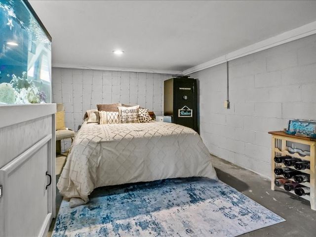 40 Long Point Rd, Linden, TN 37096