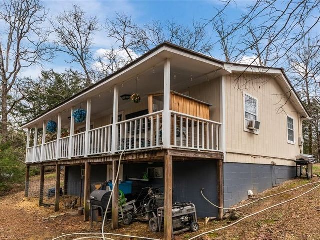 40 Long Point Rd, Linden, TN 37096