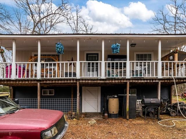 40 Long Point Rd, Linden, TN 37096