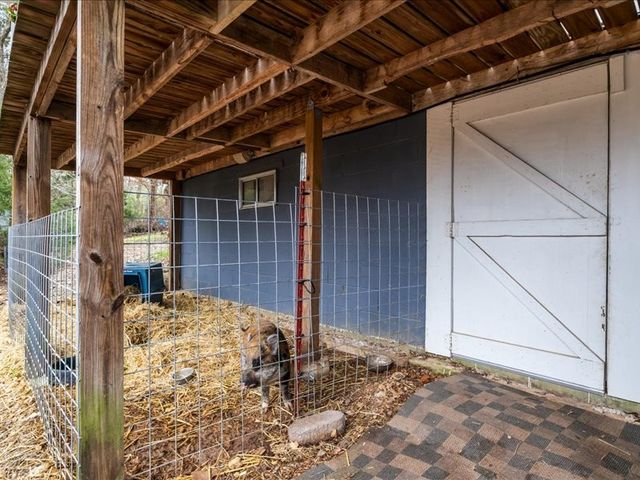 40 Long Point Rd, Linden, TN 37096