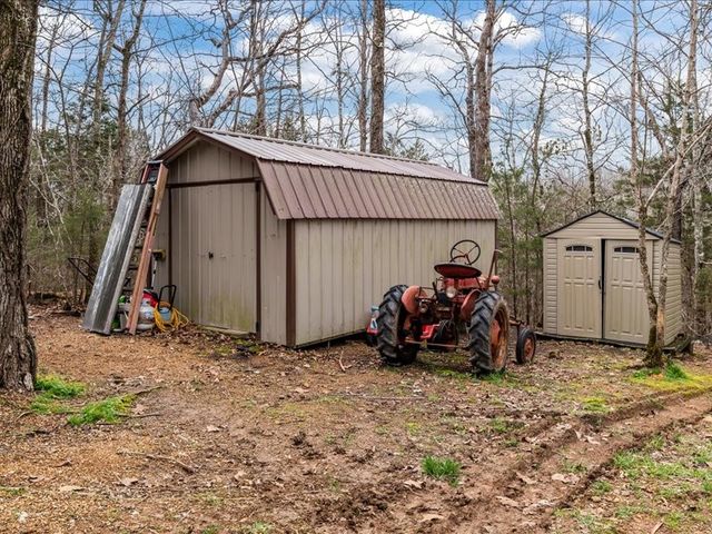 40 Long Point Rd, Linden, TN 37096