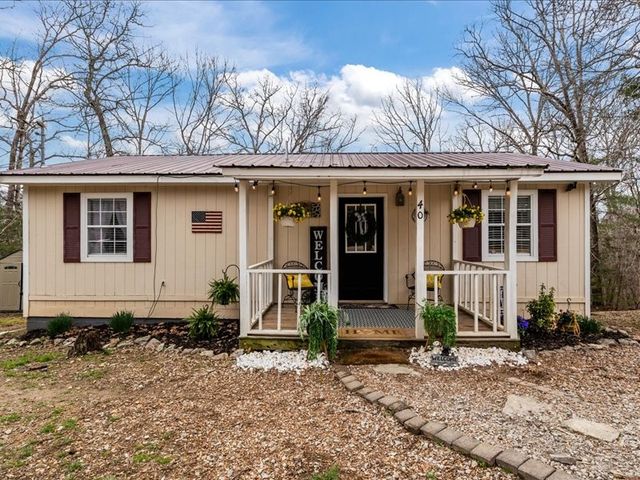 40 Long Point Rd, Linden, TN 37096