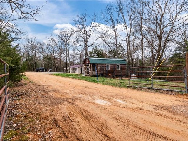 40 Long Point Rd, Linden, TN 37096