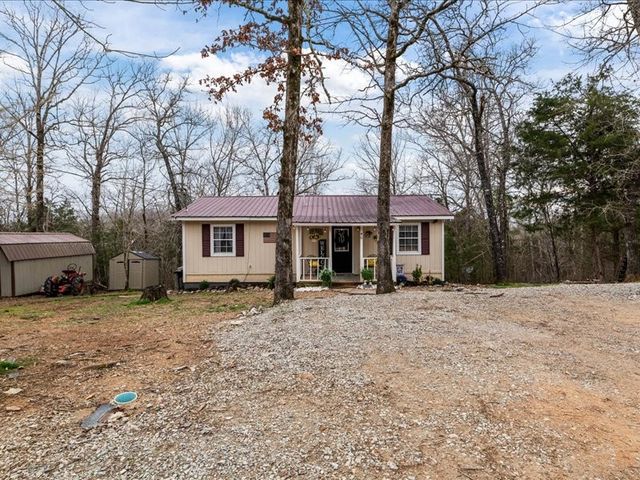 40 Long Point Rd, Linden, TN 37096
