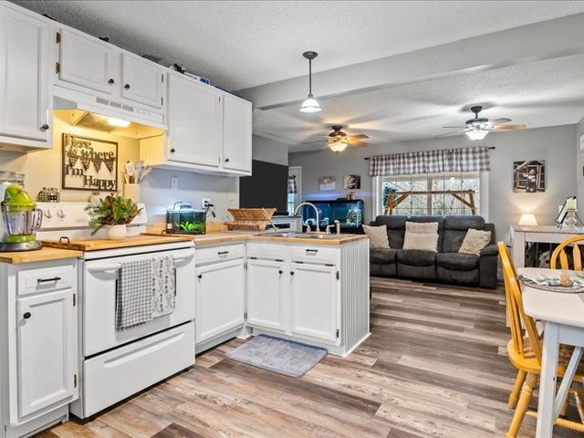 40 Long Point Rd, Linden, TN 37096