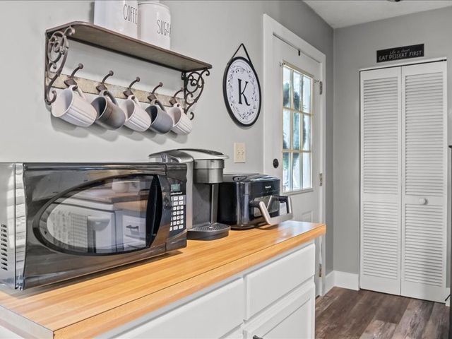 40 Long Point Rd, Linden, TN 37096