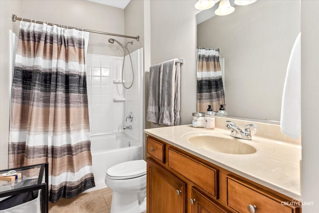 Image 11 of property listing at 1850 FOXRIDGE Court, Aurora, IL 60502