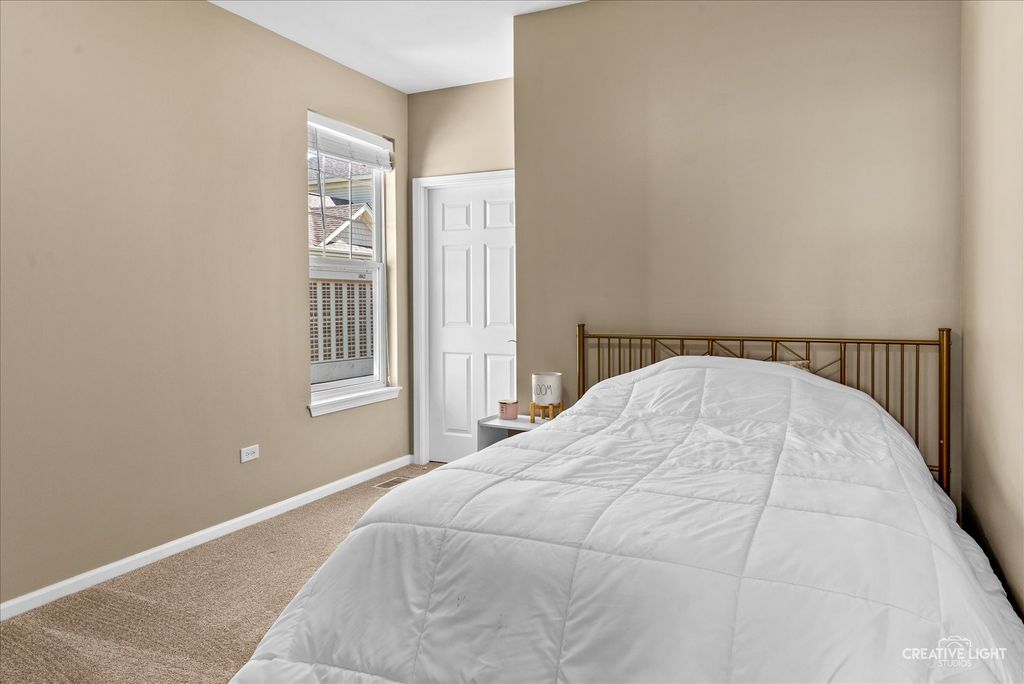 Image 12 of property listing at 1850 FOXRIDGE Court, Aurora, IL 60502