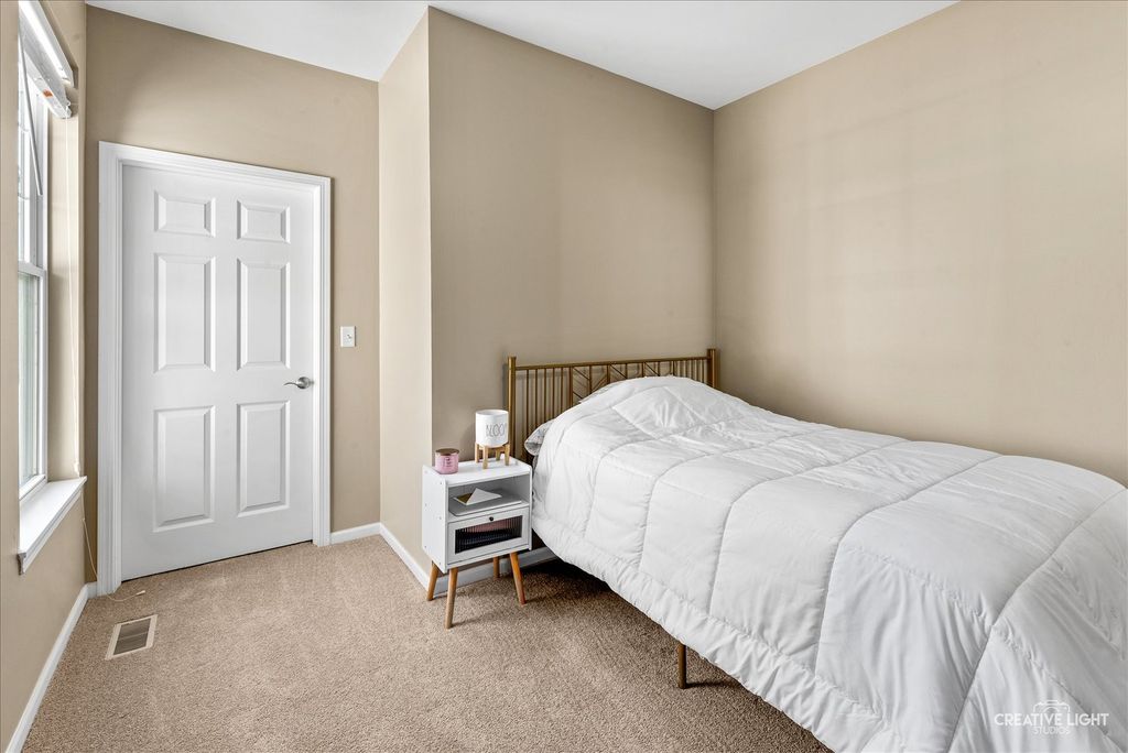 Image 13 of property listing at 1850 FOXRIDGE Court, Aurora, IL 60502