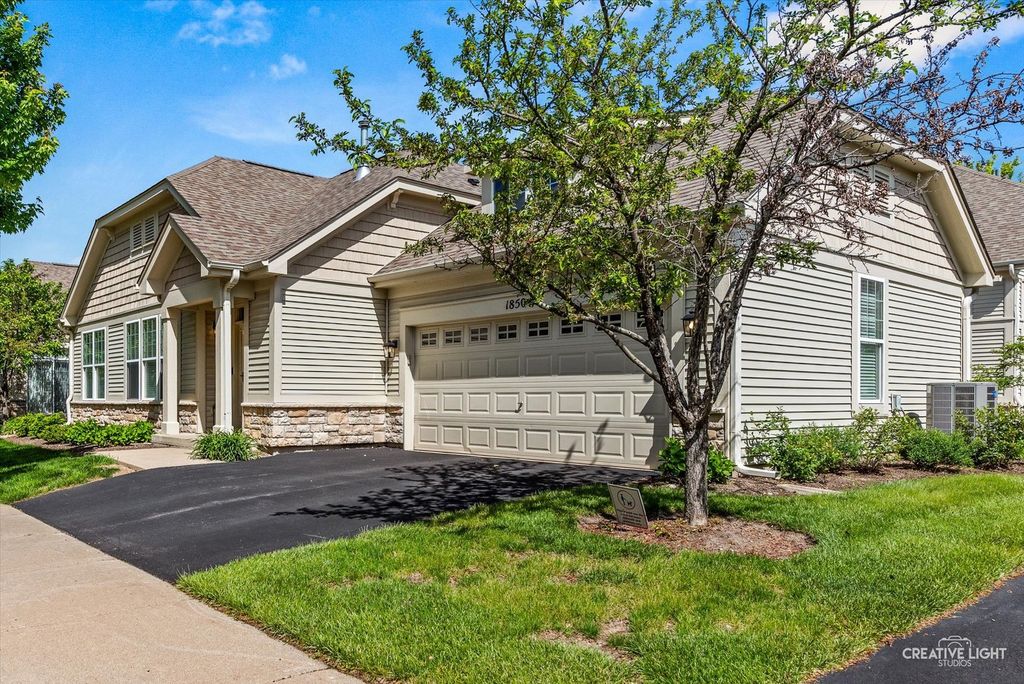 Image 3 of property listing at 1850 FOXRIDGE Court, Aurora, IL 60502