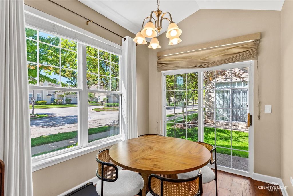 Image 6 of property listing at 1850 FOXRIDGE Court, Aurora, IL 60502