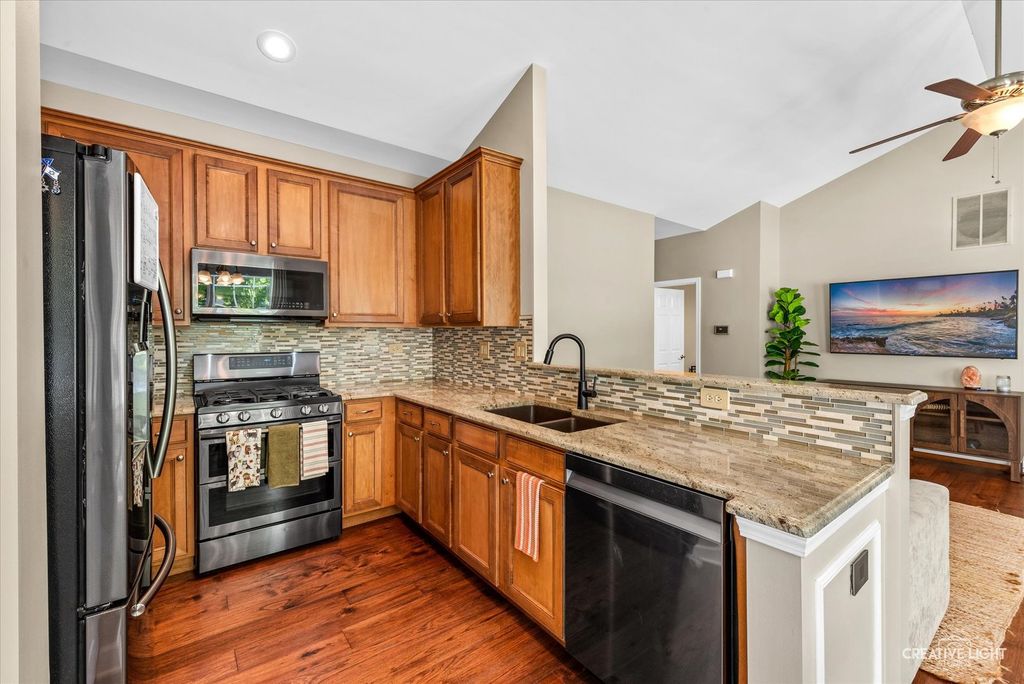 Image 7 of property listing at 1850 FOXRIDGE Court, Aurora, IL 60502