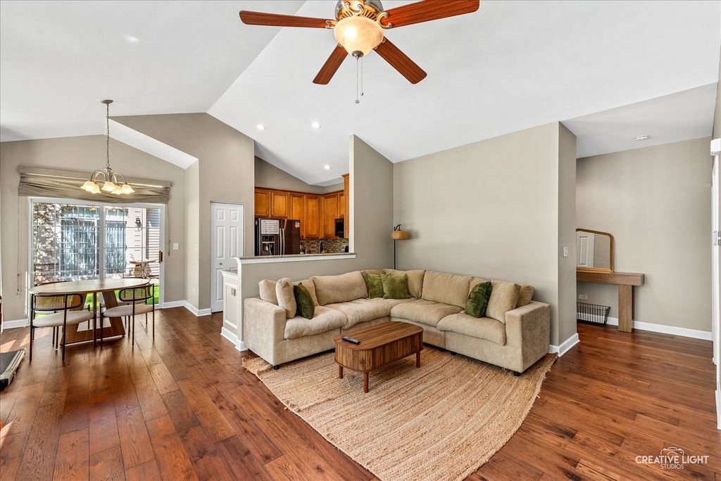 Image 9 of property listing at 1850 FOXRIDGE Court, Aurora, IL 60502