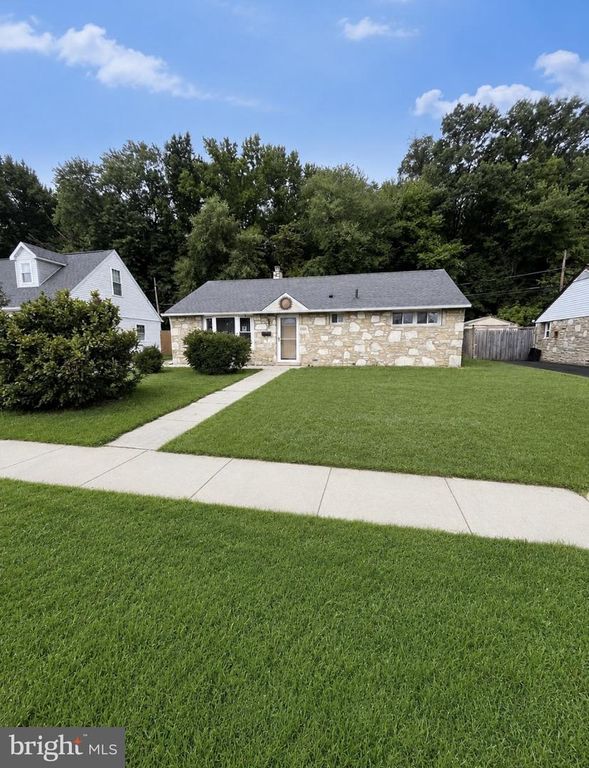 2515 WOODLAWN DR, Bristol, PA 19007