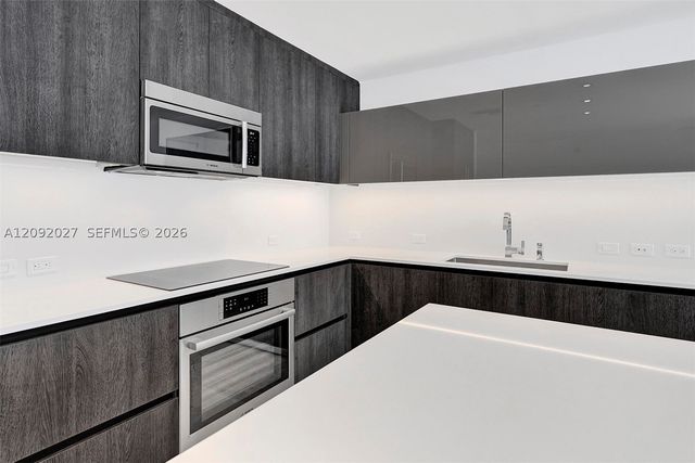 88 SW 7th St 910, Miami, FL 33130