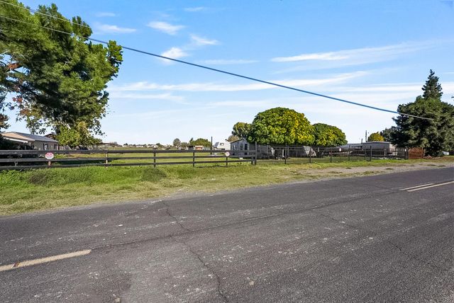 633 W Greenway Ave, Turlock, CA 95380
