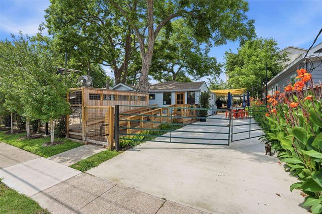 2106 Radcliffe Street, Houston, TX 77007